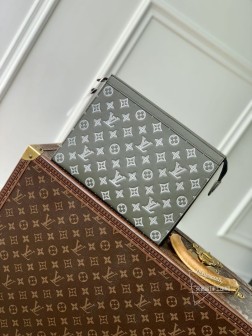 LV M61692 Monogram Eclipse帆布 Pochette Voyage中号手袋
