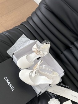 Chanel 24K走秀款玛丽珍单鞋简约又不失甜美俏皮!鞋头经典拼色简约易搭,搭配一字带更加跟脚。内 1103