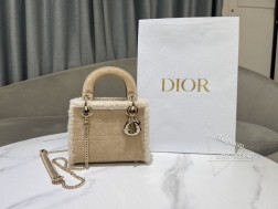 DIOR 三格 Lady D ior 手袋米色绒面革和米白色羊皮革皮毛一体编号 77015这款 Lady D ior 手袋集中体现了 D ior 对优雅和美丽的深刻洞见。时髦典雅的设计经久不衰。采用米色绒面革精心制作饰以藤格纹缉面线并搭配米白色羊皮革皮毛一体，彰显 D ior 的精湛工艺。搭配浅金色饰面金属 D.I.O.R. 吊饰为精美的轮廓增添一分灵动。迷你款式，搭配可拆卸的链条肩带可手提或斜挎，是晚装的理想伴侣。主体：羊皮革里料：羊皮革皮毛一体可拆卸链条内部拉链口袋可随心搭配其他 D ior