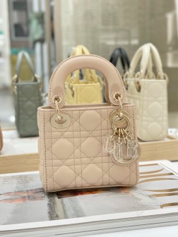 迪奥 【CD-12羊胭脂粉】 现货 精选进口小羊皮精心制作，结CD独具标志性的藤格纹图案，完美诠释经久不衰的时尚魅力～尺寸：1210.55