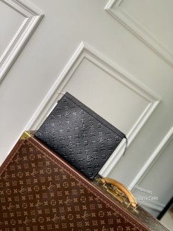 LV M61692 Pochette Voyage 手拿包 黑色 压花材质 芯片版