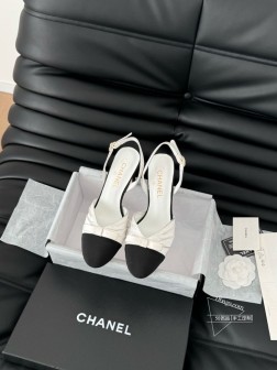 Chanel 25C新款蝴蝶结凉鞋简约而不简单的款,上脚特别显脚细。鞋面定制面,内里垫脚羊皮,加厚真 429