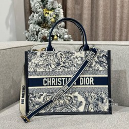 DIOR 【tote-36cm兰老虎测配皮】天花板品质已出货出入柜柜无压力比起经典款侧面以及底部从布料变成了皮质有了一根肩带可斜跨比布料的更重，更有型，内部还有隔层[强]尺寸： . .