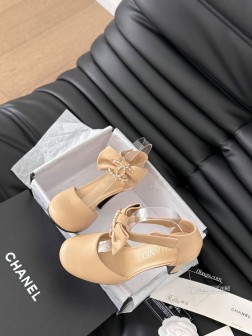 Chanel 24K走秀款玛丽珍单鞋简约又不失甜美俏皮!鞋头经典拼色简约易搭,搭配一字带更加跟脚。内 1104