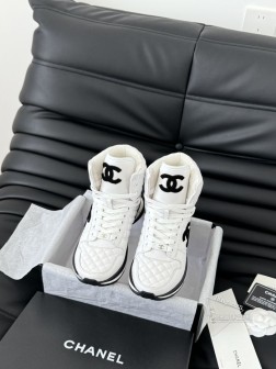 Chanel 24K早秋新款菱格熊猫板鞋!香奈儿的新款熊猫板鞋就是香~米黑搭配也是经典色泽,让整体颜 1303