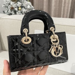 迪奥 D-JOY 16cm黑漆超迷你 D-Joy手机 14pro,纸巾口红粉饼都能放得下起搭配方式也非常丰富，以手拎，单肩，斜挎一包打造三种不同的风格～