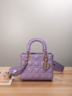 DIOR 淡紫色My ABCDior四格小羊皮藤格纹手提包，搭配可个性化宽肩背带，随赠6枚徽章，淡金色金属配饰，个性化宽肩背带，点缀Dior徽章，可手提亦可肩背或斜挎。Size：20x16.5x8cm
