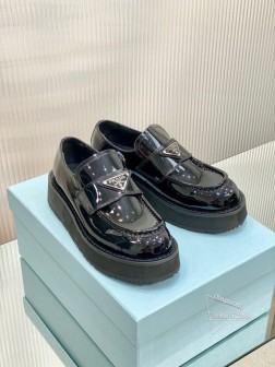 prada 24ss春夏 厚底三角标乐福鞋加厚的发泡鞋底,增高又轻盈真的太酷太个性,搭配黑丝白袜打底 361