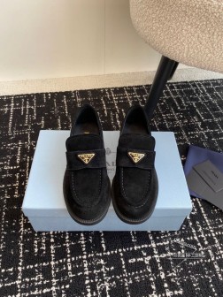 P家24秋冬麂皮乐福鞋新品这个美拉德色系 真心太秋冬了吧小牛丝光反绒麂皮材质,质感顶顶好,关键这个巧 357