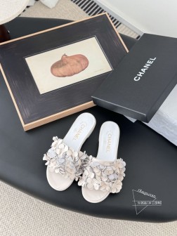 Chanel 25P新款山茶花拖鞋 精致的花朵每一朵都有小水晶花芯儿点缀我愿叫它星星点点的绣球花很别 20