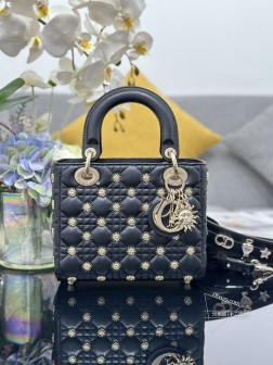 迪奥 Lady Dior My 四格太阳钉黑色内里配羊筋，配三枚徽章。采用羊皮革精心制作饰以藤格纹图案点缀以金色调树脂珠饰和金色饰面太阳标志铆钉。饰以浅金色饰面金属 D.I.O.R. 吊饰为精美的轮廓增添一分灵动。小号款式，设计别致肩带可饰以徽章彰显个性可手提或斜挎。尺寸：20 x 16.5 x 8厘米，型号 M