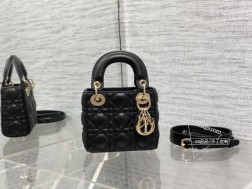DIOR 黑色Lady最新micro系列一只什么都装不下只能装下可爱的小包包采用柔软的绵羊皮制作标志性的字母五金扣精巧的包形简约时尚又百搭容量较小只能放下口红，车钥匙，还能当卡包size：12105cm