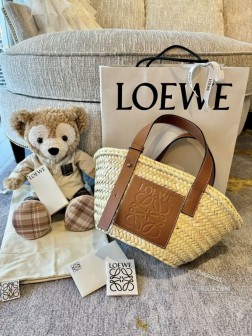 LOEWE家这只经典大手提小菜篮也是很值得入,一整套舒服休闲的法式穿搭