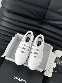 Chanel 25C新款熊猫运动休闲鞋百搭小白鞋 款式搭配不会出错撞色搭配活力满满啊 侧面压印log 136