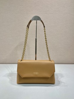 Prada 1BD371 女包 小号 进口小牛皮 铁琏翻盖 可肩背斜跨 高仿