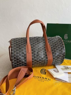 GOYARD barrel 圆筒旅行袋黑棕 新尺寸就不只是旅行袋的功能了日常背也超适合，旅行袋的属性不会那么高它除了能手提和斜挎包身侧边还多了个手柄设计可以立起来变成一个圆筒！！太有意思了！还有一个点是它非常非常的轻可以说没有一只旅行袋能做到这个轻度兄弟姐妹们冲就对了  ×23×23cm60m