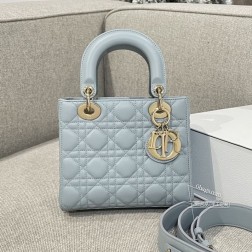 迪奥 【CD-20羊天蓝】经典Cannage藤格纹缝线点缀进口羊皮材质制作可搭配三款徽章四格以吊饰宽肩带和柔软的皮革重新演绎经典，时尚优雅又百搭～尺寸：20178