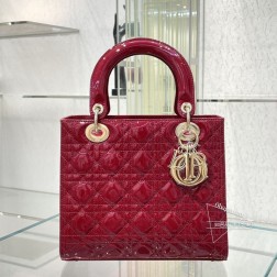 迪奥 【CD-五格漆皮酒红】红金搭配更显高级气质 漆皮上身好像会发光一样非常亮眼 不同于以前的拉链 新版的五格采用了跟三格四格一样的翻盖设计 不会la手~存取东西更方便尺寸：24 x 20 x 11