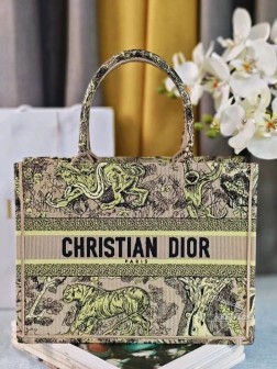 DIOR 2024新颜色 杏黄虎动物园 这款 Book Tote 手袋由 Dior 女装创意总监玛丽亚·嘉茜娅·蔻丽 (Maria Grazia Chiuri) 设计，是体现 Dior 美学的主打产品。通体饰以杏色和黄色 Reverse 茹伊印花刺绣，全新演绎经典图案，突显反色效果，可收纳各种日常用品。中号款式，正面饰以 Christian Dior Paris 标志，彰显 Dior 的精湛工艺，可手提或肩背。正面饰以 Christian Dior Paris 标志内含防尘袋尺寸36.5X27X