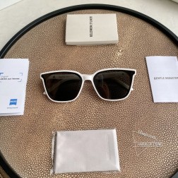 最新款Pino 系列 GM时尚板材太阳镜。内镀绿膜蔡司镜片 航空级尼龙镜片 可隔绝紫外线 过滤有害蓝光。整体线条平稳，与精致细节形成巧妙平衡。镜腿前端镶嵌2024 Collection金属标识 最高品质正面 144.9mm, 镜脚 147.5mm宽度 62.5mm, 高度 46.4mm鼻梁 17mm秘特殊渠道货源秘㊣配图片白色独家全套包装(礼品袋+发票+外盒+内盒+眼镜布+磨砂镜腿袋)