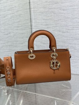 迪奥 Lady D-Sire牛皮荔枝纹系列，牛皮质感超美，完美的廓形裁剪，搭配金属吊饰，酷帅随性又不失优雅，整体设计别致，可调节的宽肩带，搭配字母徽章，打造不同的时尚风格！Size：26×8×15cm