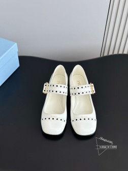 Prad25早春新款雕花漆皮玛丽珍粗跟单鞋这款时尚的高跟鞋采用漆面皮革制成,饰以穿孔装饰,对比鲜明的 722