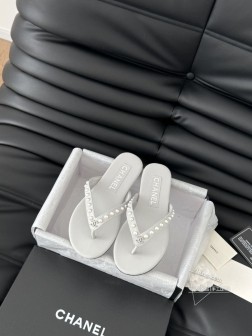 Chanel 25C新品夹脚人字拖鞋!这一系列这真的是绝了 怎么会这么美!夏天真的是无敌搭配可盐可甜 1002