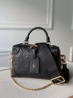 LV 顶级原单M45393Petite Malle Souple 手袋由压纹 Monogram Empreinte 皮革制成,为如今已成经典的 Petite Malle 手袋的软面版本。融入铆钉皮革边角和带有标识的皮革行李牌,将路易威登的制箱传承娓娓道来。搭配可拆卸宽幅肩带、顶部手柄和实用拉链内袋。20x14x7.5cm。