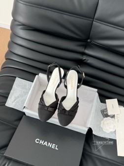 Chanel 25C新款蝴蝶结凉鞋简约而不简单的款,上脚特别显脚细。鞋面定制面,内里垫脚羊皮,加厚真 430