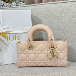 迪奥 CD-JOY 22 胭脂粉金粉色彰显少女与贵气千金的气质小号的大小实用放得下14pm可以一包三背，颜色百搭尺寸：