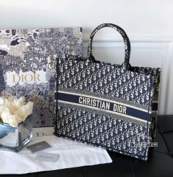 迪奥 book tote oblique这款有多受追捧已然无需赘述任何人都能驾驭～ 出片根本不挑人 非常适合旅行 出差 随便往那一扔就是一张大片Obique是越看越顺眼那一卦 上手连造型都不用亲自凹面料挺阔耐脏耐磨 ～ 完美一百分都是形容它没有任何缺点每个拿到手的仙女都会知道这是买得最明智的一只 什么都能装进去 衣服 化妆品 帽子 甚至猫猫狗狗 必败就对了 book tote小号 ： 36.52817.5cm大号 ： 41.53518 cm0# 0