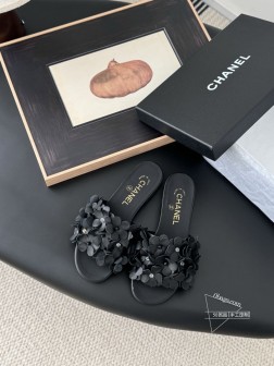 Chanel 25P新款山茶花拖鞋 精致的花朵每一朵都有小水晶花芯儿点缀我愿叫它星星点点的绣球花很别 17