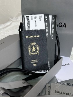 Balenciaga PASSPORT 护照夹 罗迪欧挂绳包 皮革材质