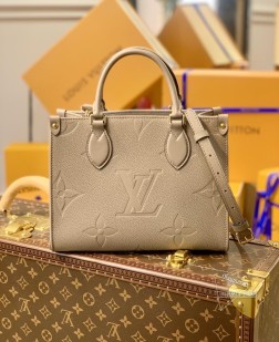 LV M45660 Onthego 小号 Tote 包,压印材质,灵感源自 Sac Plat 经典