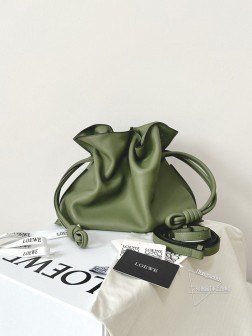 LOEWE flamenco 中号牛油果绿抽绳包，柔软皮质大容量