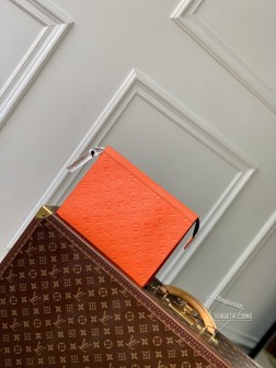 LV M61692 Pochette Voyage 手拿包 压花橙色 Ta顶级材质