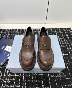 代购级Prad普拉达 24ss 秋冬 厚底三角标乐福鞋 时尚厚底休闲乐福鞋 独到味道,人人都爱也轻松 351