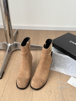 Chanel 24B秋冬新款靴!这双最新款的靴子太好看啦 最上面筒靴旁边的小logo给整体增加了小细 1017