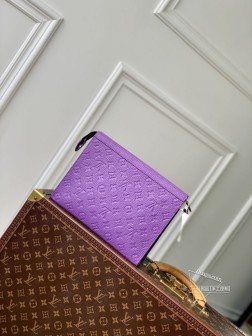 LV M61692 Pochette Voyage 手拿包 压花紫色 Ta材质