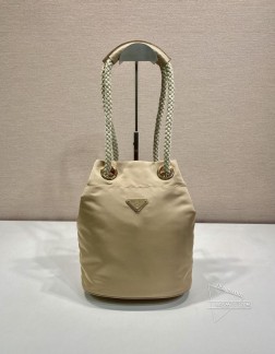 Prada普拉达 1BE082 新款水桶包 Re-Nylon 手袋 尼龙+小牛皮 代购