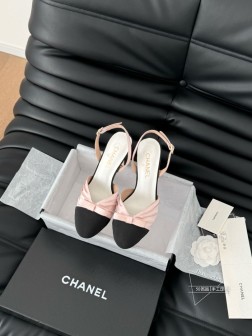 Chanel 25C新款蝴蝶结凉鞋简约而不简单的款,上脚特别显脚细。鞋面定制面,内里垫脚羊皮,加厚真 428