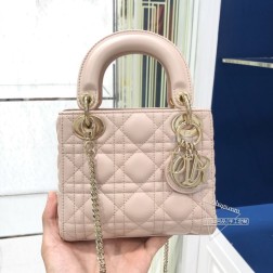 迪奥 【CD-17羊胭脂粉】经典Cannage藤格纹缝线点缀进口羊皮材质制作链条肩带可单肩，斜挎整体风格小巧精致无论是优雅的贵妇风还是清新的休闲风格都可驾驭～尺寸：17 x 15 ×7