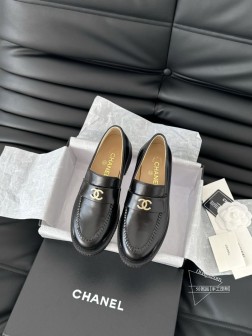 Chanel 25C新款乐福鞋这一季的乐福鞋很中规中矩复古帅气还随性黑金两个颜色 都值得入搭配完全无 599