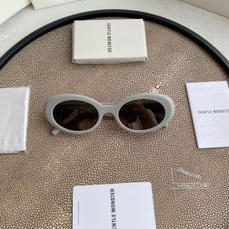 Maison Margiela – MM005 系列 GM新款太阳镜 融合板材材质与经典椭圆镜形，彰显品牌平衡的设计风范。镜腿侧边以穿线式构造，诠释Maison Margiela马吉拉的标志性白色四缝线，左镜腿末端内侧点缀Maison Margiela马吉拉数字标识——圆圈8，演绎醒目品牌基因，点睛整体造型。 正面 149mm, 镜脚 mm 宽度 52.2mm, 高度 36mm 鼻梁 23mm秘特殊渠道货源秘㊣配图片最新白色独家全套包装(礼品袋+发票+外盒+内盒+眼镜布+磨砂镜腿袋)