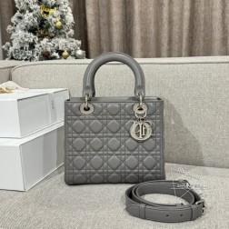 DIOR 现货～铁灰酷女孩专属时尚精典必入款容量也是妥妥的各种杂物往里面丢就好了 size24cm