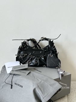 Balenciaga le cagole 机车包 黑色 穿孔铆钉 限量款 A货