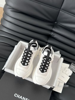 Chanel 25C新款熊猫运动休闲鞋百搭小白鞋 款式搭配不会出错撞色搭配活力满满啊 侧面压印log 213
