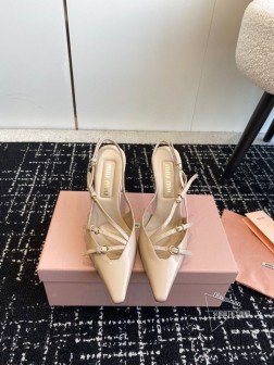 代购级MIU MI缪缪 2024早春新款后空凉鞋超级仙女 真的好甜再次击中少女心 柔软的鞋子,让所有 379