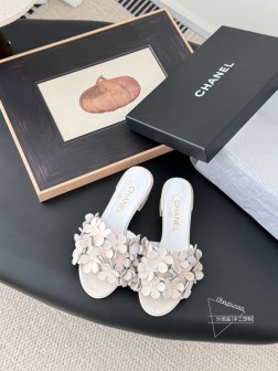 Chanel 25P新款山茶花拖鞋 精致的花朵每一朵都有小水晶花芯儿点缀我愿叫它星星点点的绣球花很别 15