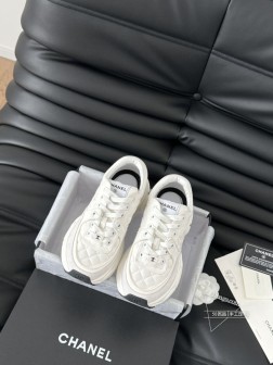 Chanel 25C新款熊猫运动休闲鞋百搭小白鞋 款式搭配不会出错撞色搭配活力满满啊 侧面压印log 658